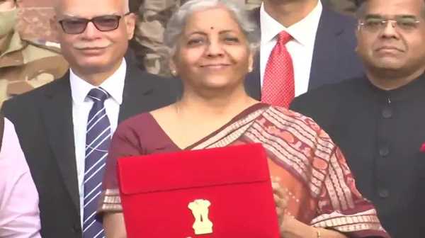 वित्त मंत्रालय पहुंची केन्द्रीय वित्त मंत्री निर्मला सीतारमण, आज 11 बजे संसद में पेश होगा बजट